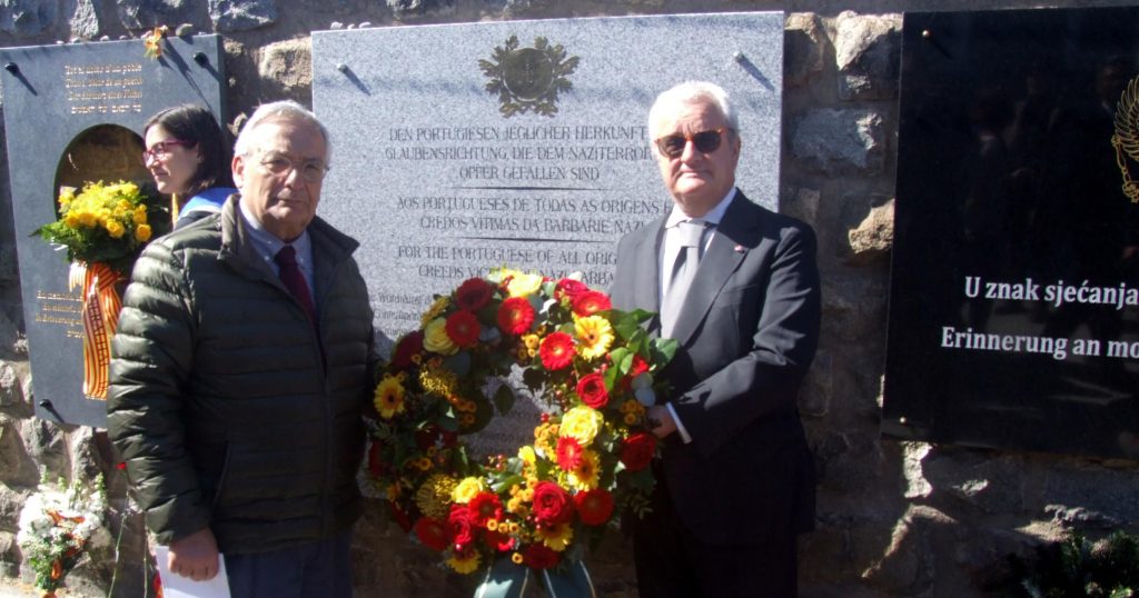 Colocação da coroa de flores junto da placa no Muro das Lamentações do Campo. Fernando Rosas com o Embaixador António Pinto Ribeiro