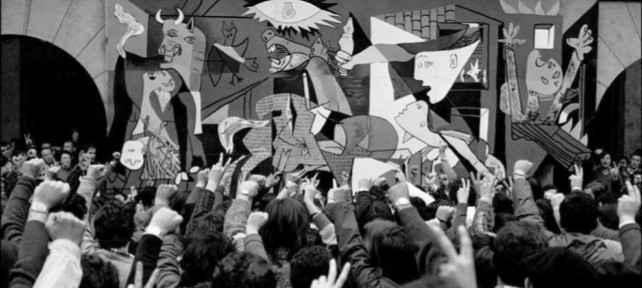 Fotografia de um protesto junto ao quadro Guernica
