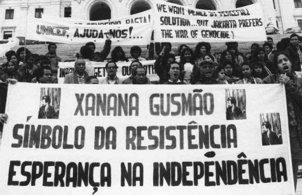 Fotografia de manifestantes timorenses e portugueses durante um protesto contra a ocupação Indonésia de Timor-Leste em frente da Assembleia da República Portuguesa em Lisboa