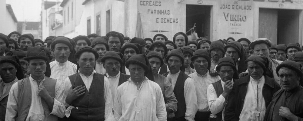 Fotografia antiga de trabalhadores em busca de emprego em Almeirim