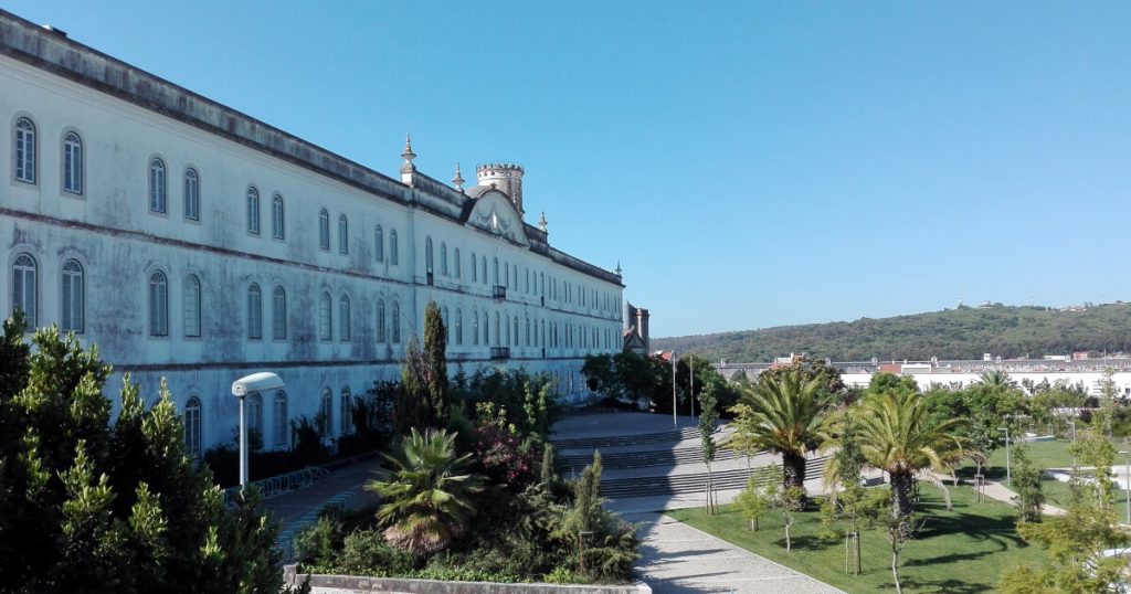 Fotografia do Colégio Almada Negreiros, no Campus de Campolide da Universidade Nova de Lisboa
