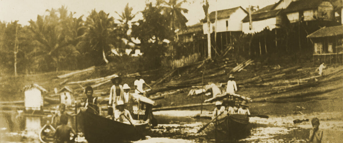 Fotografia de 1920 que mostra a expedição de Frederick Burlingham no Bornéu