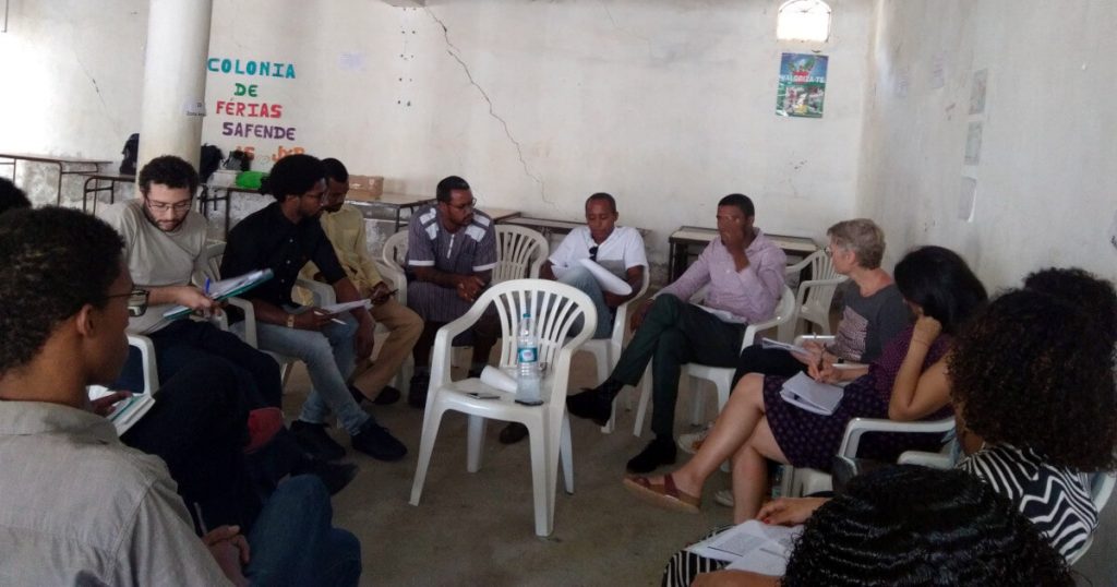 Fotografia dos participantes na discussão do texto "Análise de Alguns Tipos de Resistência", de Amílcar Cabral, em Cabo Verde