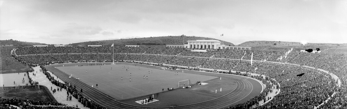 Foto histórica de um estádio de futebol