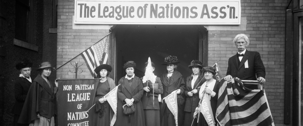 Fotografia do final da década de 1910, em Washgington, que mostra uma comissão local da Sociedade das Nações