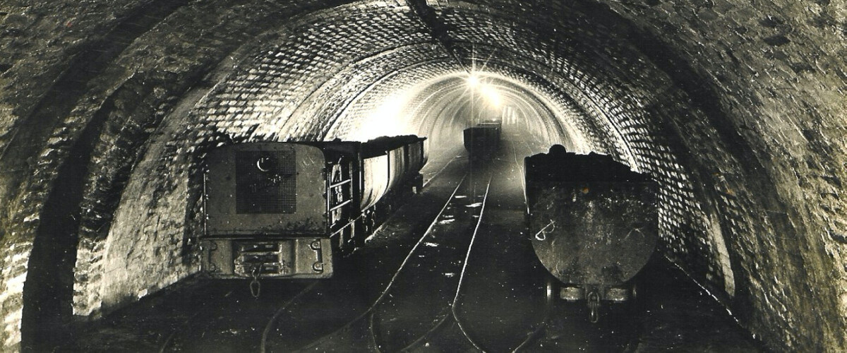 Fotografia de carruagens dentro de uma mina