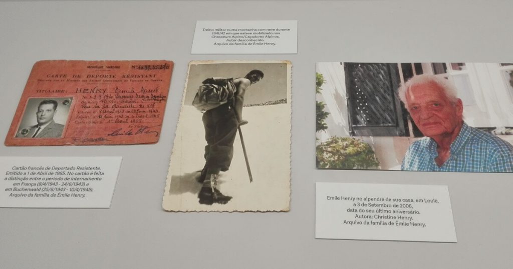 Fotografia de alguns materiais expostos na exposição "Trabalhadores Forçados Portugueses no III Reich", relativos a Emile Henry.