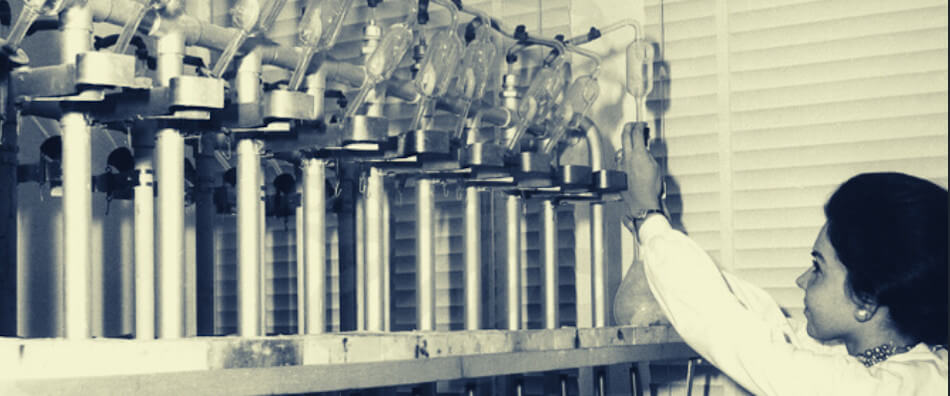 Fotografia de uma mulher a manipular instrumentos num laboratório de química do Instituto de Investigação Científica Tropical