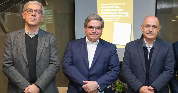 Fotografia de Luís Filipe Oliveira, João Romero Chagas Aleixo e Vítor Aleixo na cerimónia de entrega do prémio.
