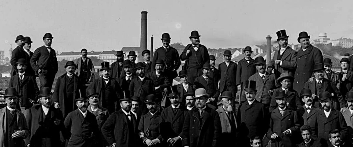 Fotografia de dirigentes e operários da fábrica de cimento em Alcântara em 1893