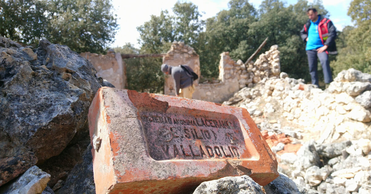 Fotografia de um tijolo da empresa de Valladolid E. Silio encontrado nas ruínas no local