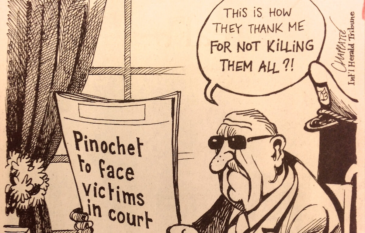 Detalhe do cartoon que mostra Augusto Pinochet, de óculos escuros, envelhecido e sentado numa cadeira a ler um jornal com o título “Pinochet to face victims in court” e a pensar “This is how they thank me for not killing them all?!”. Cartoon da autoria de Patrick Chapatte, publicado no International Herald Tribune.