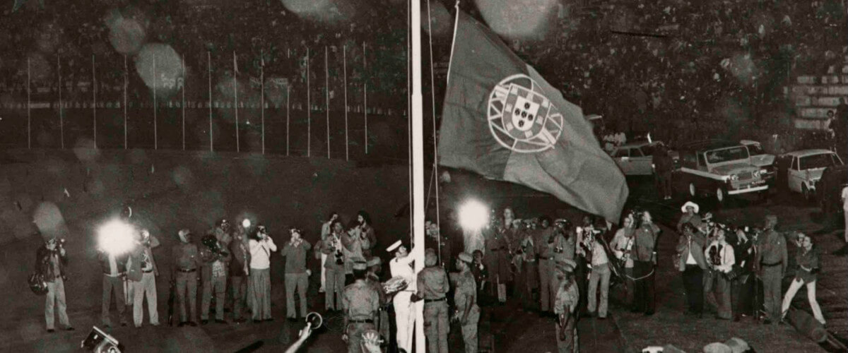 Fotografia que mostra o arriar da bandeira portuguesa a 25 de Junho de 1975, no estádio da Machava, marcando a independência de Moçambique.