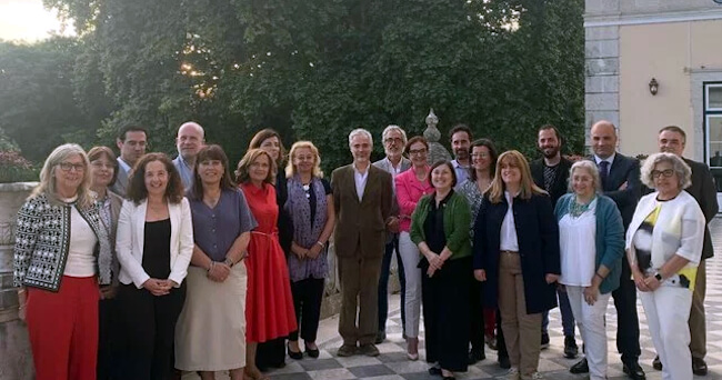 Fotografia dos membros dos Conselhos Científicos e do Conselho Directivo da FCT no pátio do Ministério da Ciência e Ensino Superior.