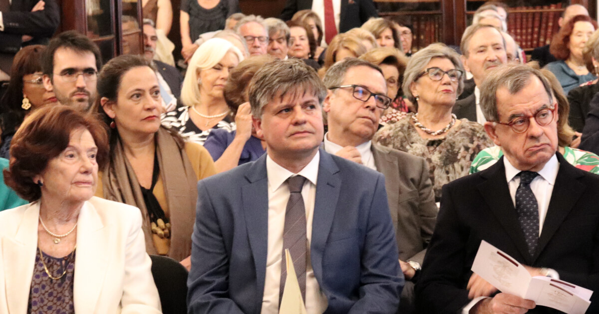 Fotografia do João Miguel Almeida, sentado entre Miriam Halpern Pereira e Guilherme d’Oliveira Martins, na primeira fila do público que assistia à cerimónia de atribuição do Prémio do Grémio Literário.
