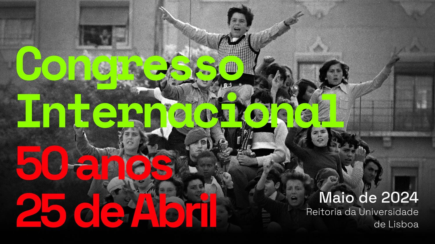 Cartaz do congresso internacional “50 anos do 25 de Abril”. Maio de 2024, na Reitoria da Universidade de Lisboa. O cartaz inclui uma foto de um conjunto de crianças e soldados em cima de um carro de combate, fazendo V de vitória.