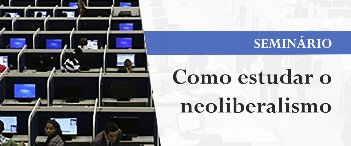 Detalhe do cartaz do seminário “Como estudar o neoliberalismo”. Inclui uma fotografia de um grande espaço dividido em pequenos cubículos individuais de trabalho, ocupados por diferentes pessoas e computadores.