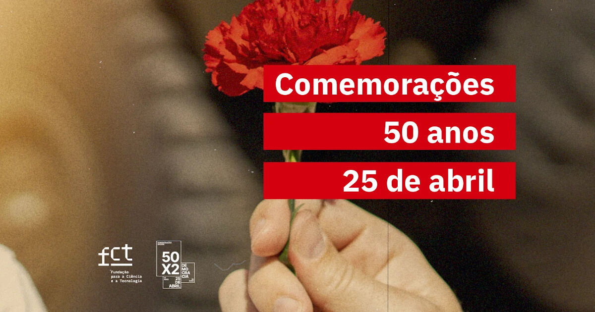 Fotografia de uma mão de pele branca a segurar um cravo vermelho. Sobre a fotografia, está o texto “Comemorações 50 anos 25 de Abril”.