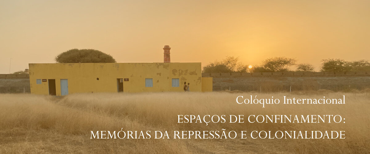 Detalhe do cartaz do colóquio internacional “Espaços de Confinamento: Memórias da Repressão e Colonialidade”. O fundo do cartaz é uma fotografia de uma parte do Campo de Concentração do Tarrafal onde se vê um edifício amarelo isolado, junto a um muro e rodeado por erva alta seca. A fotografia é da autoria de Víctor Barros.