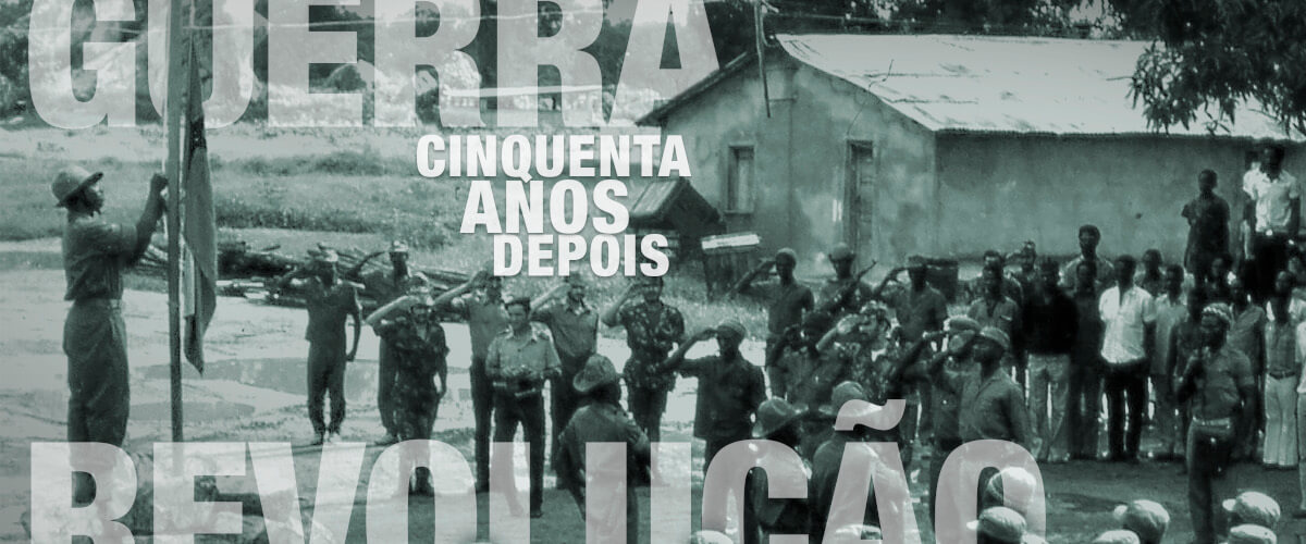 Detalhe do cartaz do congresso “Guerra, Revolução e Retorno: 50 anos depois, a memória de um Portugal europeu, democrático - e descolonizado?”. Inclui parte de uma fotografia do hastear da bandeira da Guiné-Bissau após a retirada da bandeira portuguesa em Canjadude, no Nordeste da Guiné-Bissau.