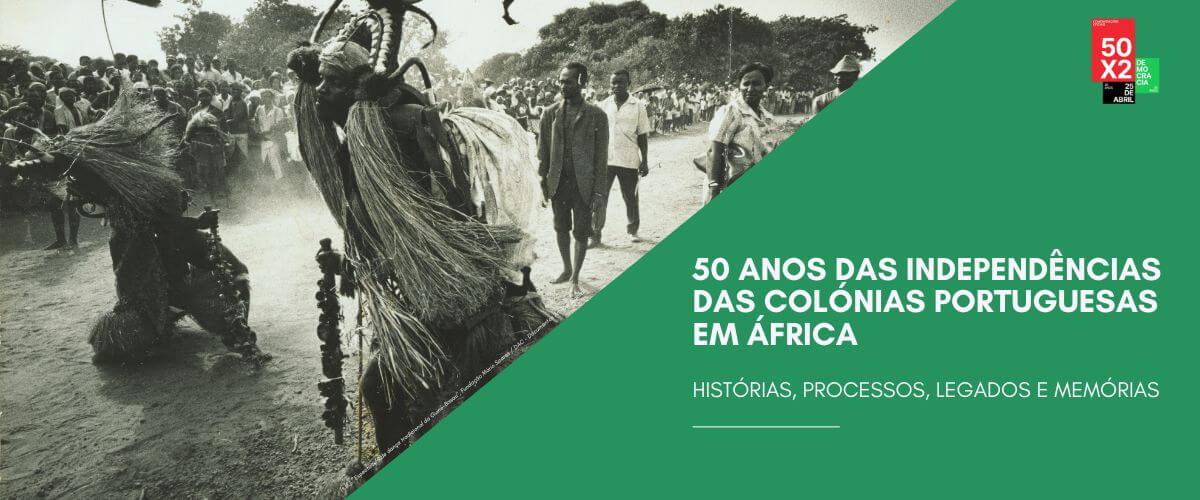 Faixa ilustrativa da conferência internacional “50 Anos das Independências das Colónias Portuguesas em África: Histórias, Processos, Legados e Memórias”. A faixa inclui uma fotografia captada na Guiné Bissau durante um espectáculo de dança tradicional, onde dois homens disfarçados com adereços de palha e madeira (entre outros materiais) estão a dançar num terreiro enquanto são observados por uma pequena multidão.