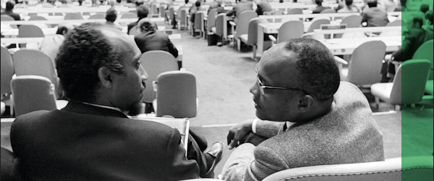 Detalhe da capa do livro “Globalizing Independence Struggles of Lusophone Africa: Anticolonial and Postcolonial Politics”. É uma fotografia de Amílcar Cabral e outro homem negro, sentados à conversa, de costas para a câmara, numa grande sala de conferências.