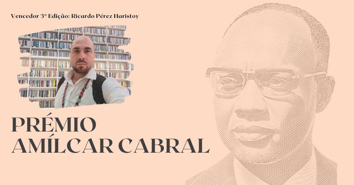 Imagem ilustrativa da notícia do vencedor da terceira edição do Prémio Amílcar Cabral. Inclui uma fotografia de Ricardo Pérez Haristoy, o vencedor, um homem branco, careca e com barba curta. Inclui ainda um desenho da cara de Amílcar Cabral, um homem negro, de óculos e cabelo bem curto. Sobre um fundo laranja muito claro, estão os textos “Vencedor da terceira edição: Ricardo Pérez Haristoy” e "Prémio Amílcar Cabral”.