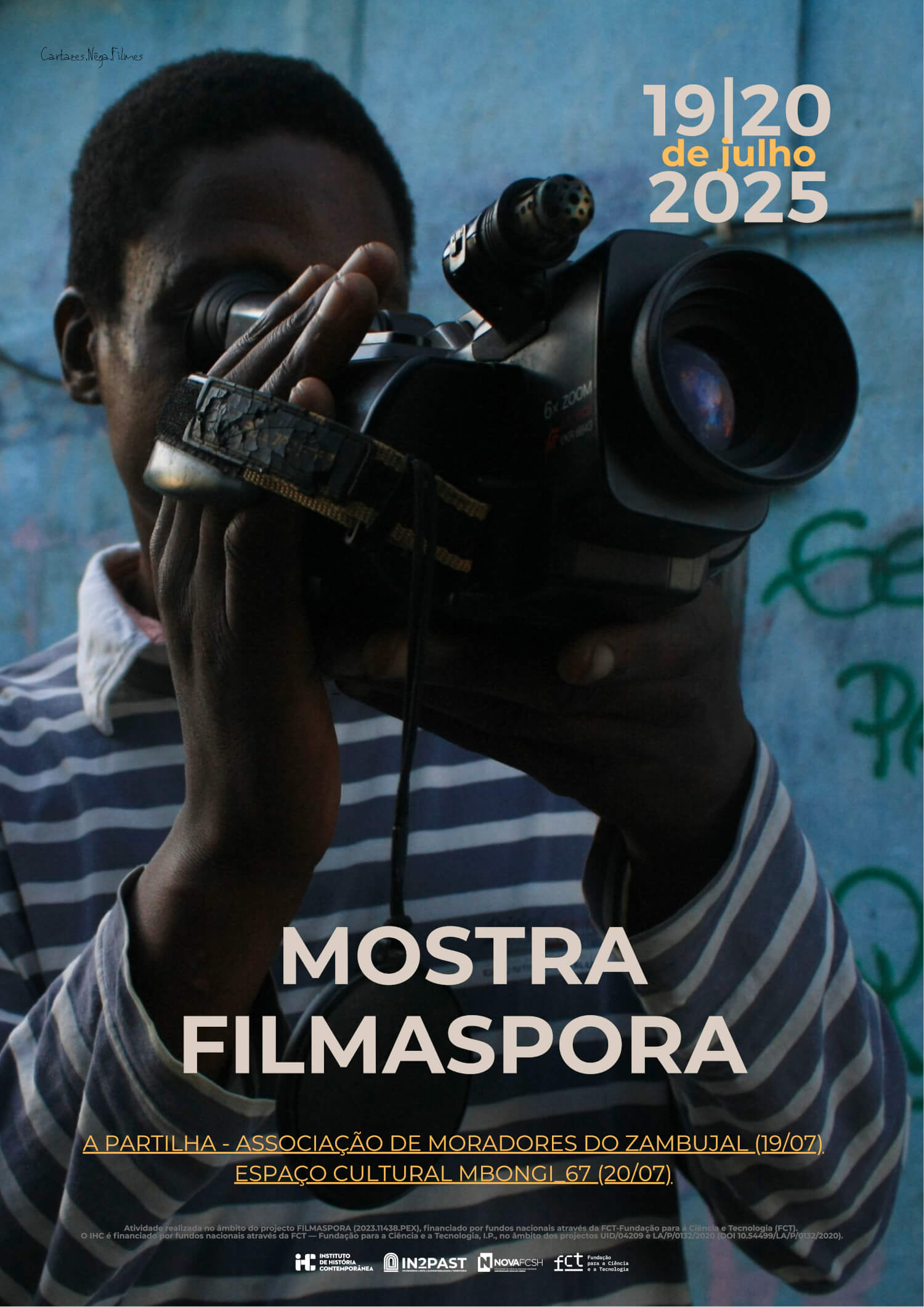 Cartaz da mostra Filmaspora. 19 e 20 de Julho de 2025 n’A Partilha - Associação de Moradores do Zambujal (dia 19) e no Espaço Cultural Mbongi (dia 20). O fundo co cartaz é uma fotografia de um homem negro com uma câmara de filmar em frente da cara.