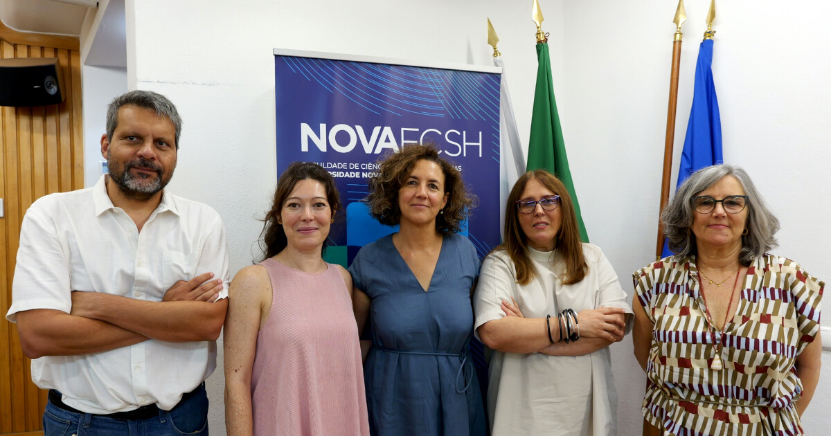 José Neves, Leonor de Medeiros, Alexandra Curvelo, Sónia Vespeira de Almeida e Helena Serra junto ao cartaz da Nova FCSH no dia da tomada de posse de Alexandra Curvelo como Directora da FCSH