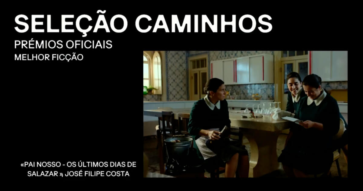 Imagem ilustrativa da notícia ““Pai Nosso – Os Últimos Dias de Salazar” é triplamente premiado”. Fotograma do filme, que mostra três jovens mulheres (criadas) sentadas à mesa de uma cozinha a conversar, encimado pelo título “Selecção Caminhos. Prémios Oficiais. Melhor Ficção”. Por baixo do fotograma, o texto “Pai Nosso – Os Últimos Dias de Salazar, de José Filipe Costa”.